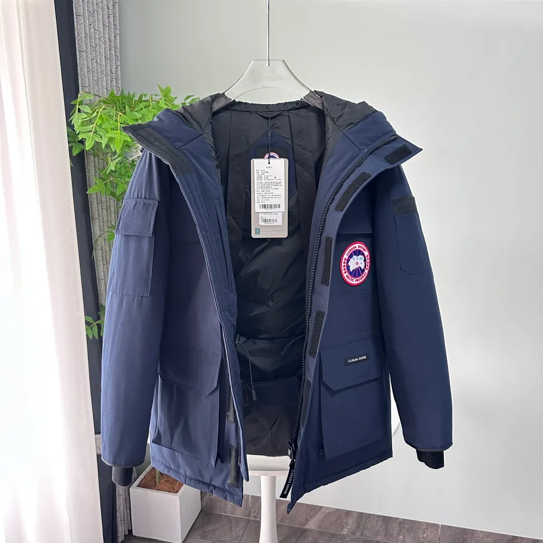 P700 CANADA GOOSE｜Canada Goose Expedition Parka｜Classic upgrade New 08 style Color: graphite gray, off-white, black, pink, navy blue, sky blue, Size: XS, S, M, L, XL, XXL, Product introduction Loose fit, multi-pocket design Larger size for free movement. 6 exterior pockets: 4 reversible front pockets, zippered side entry. There is a practical pocket on the left sleeve and a top pocket on the right sleeve. There is a drawstring on the inside of the waist and a logo patch on the back. The waist is designed with an inside drawstring, which can be adjusted to provide excellent warmth. Woven grab straps at upper back with “Expedition” logo patch • Hood with removable zipper trim, interchangeable hood trim for personalization and added protection (this jacket is not available with the classic hood trim) • Chin protection element has a tricot inner fabric for softness and comfort • Woven grab straps at upper back with “Expedition” logo patch • Internal drawstring at the waist, adjustable to provide excellent warmth •Snap-in rib knit cuffs for added comfort and optimal heat locking in •Stylish hanging inner straps allow the jacket to be carried over the shoulder, hands-free •Stowaway nylon stretch snow skirt for added protection •Two-way zipper covered fly with Velcro® snaps that unzips from the bottom for increased range of motion and breathability. A windproof fly is designed under the zipper for an extra layer of protection. • 6 exterior pockets: 4 two-way pockets on the front with top flap and Velcro® snaps, and zippered side entry. Utility pockets on left sleeve and right sleeve with top flap and velcro® snaps Internal pockets: 1 zipped pocket, 2 mesh drop-in pockets Embroidered Canada Goose logo